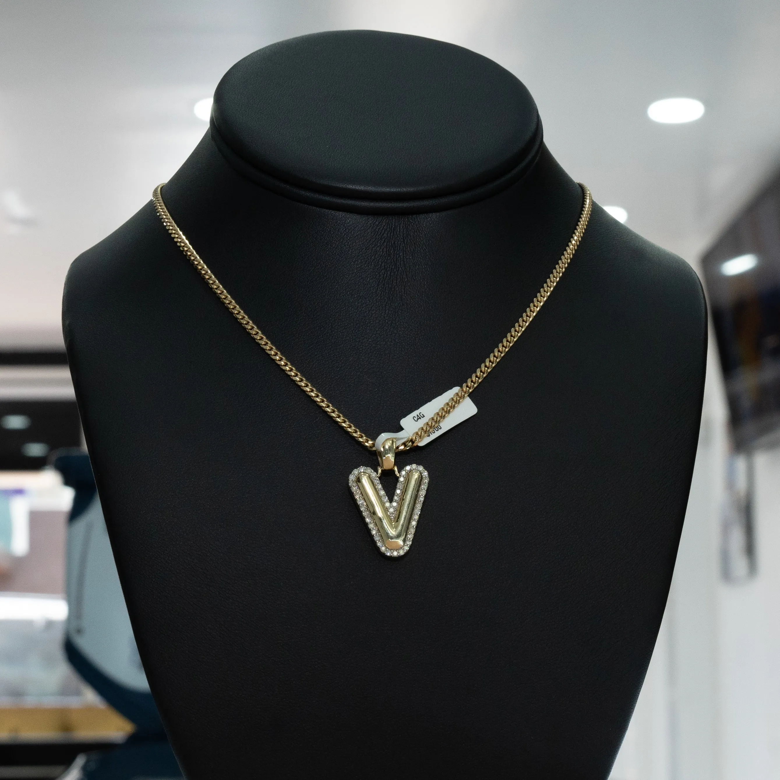10K Yellow Gold Letter V Pendant With Diamond 0.59Ct / 4.9gr