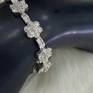 14K White Gold Flower Bracelet With Diamond / 21.3gr / 10.6mm / 7in