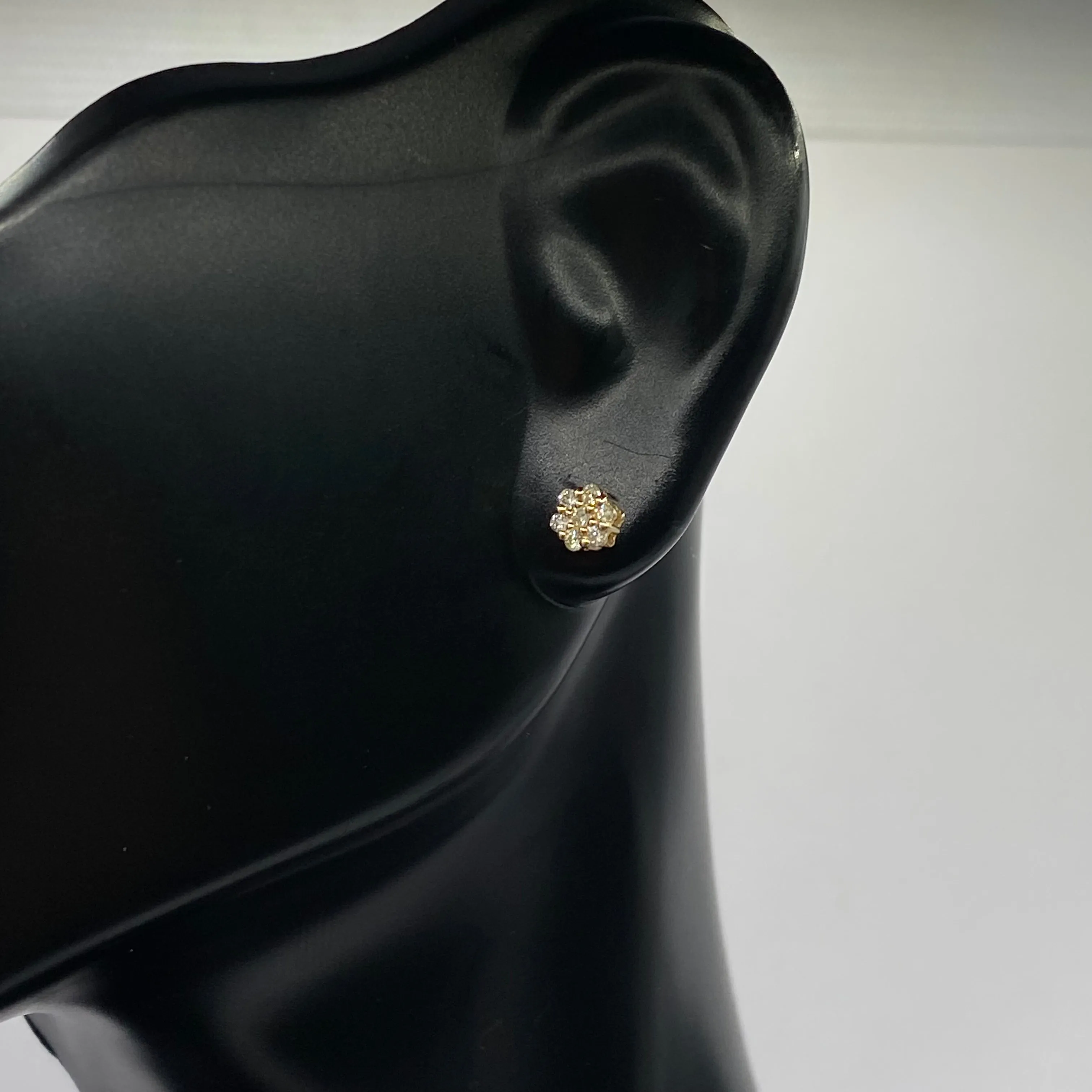 14K Yellow Gold Diamond Flower Stud Earrings 0.20Ct / 0.9gr
