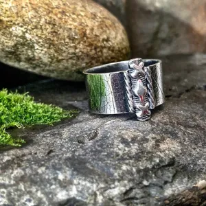 Sterling silver kisses ring. UK size Q.