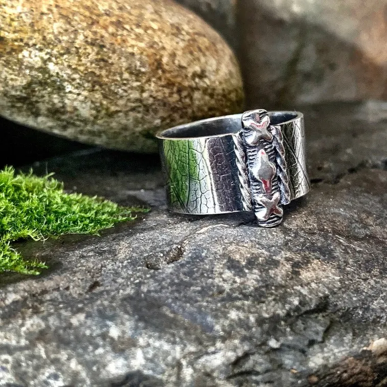 Sterling silver kisses ring. UK size Q.